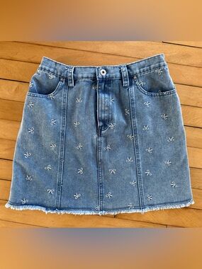 Size M New’Me Blue Embroidered Bow Denim Mini Skirt